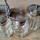 Ensemble de 2 petits salerons et moutardier en verre moulé sur  leur serviteur en métal
