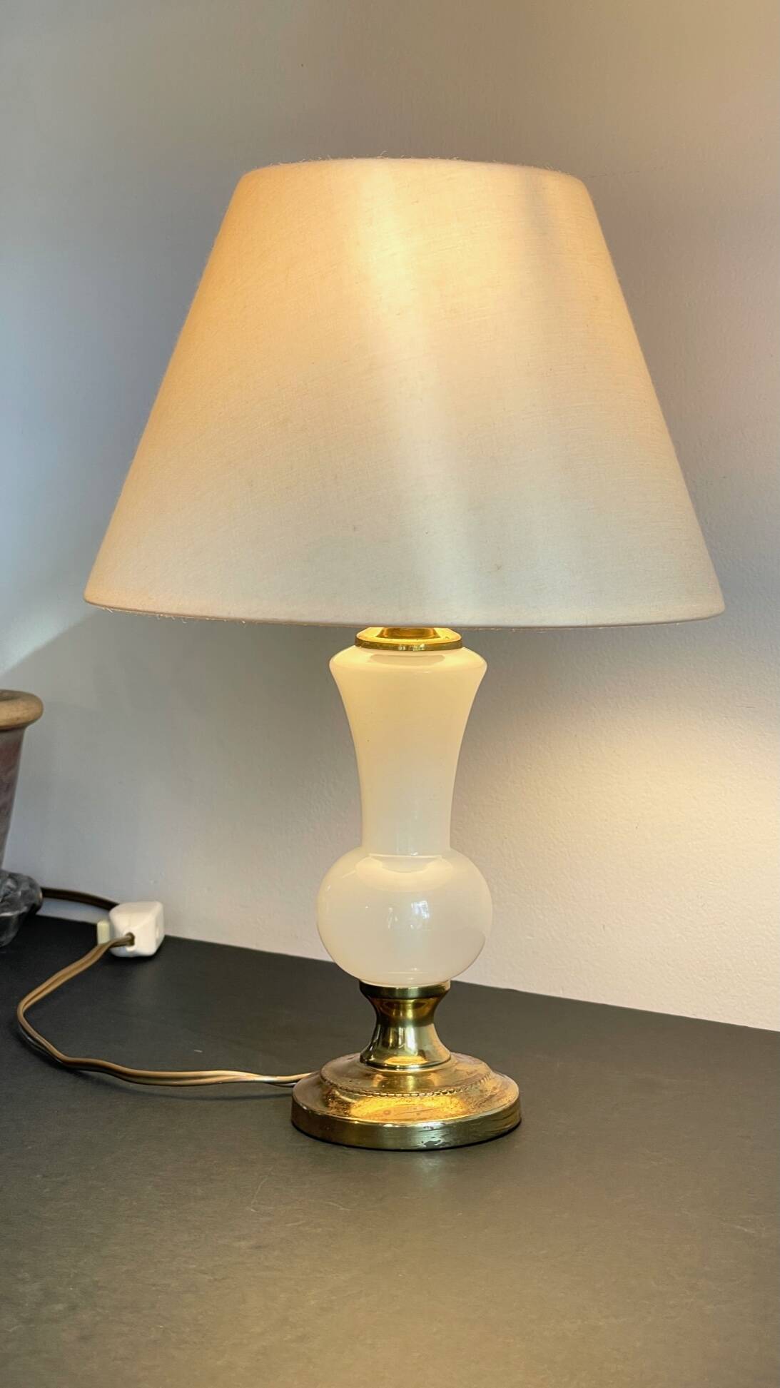 Chic lamp in opaline glass and vintage brass
