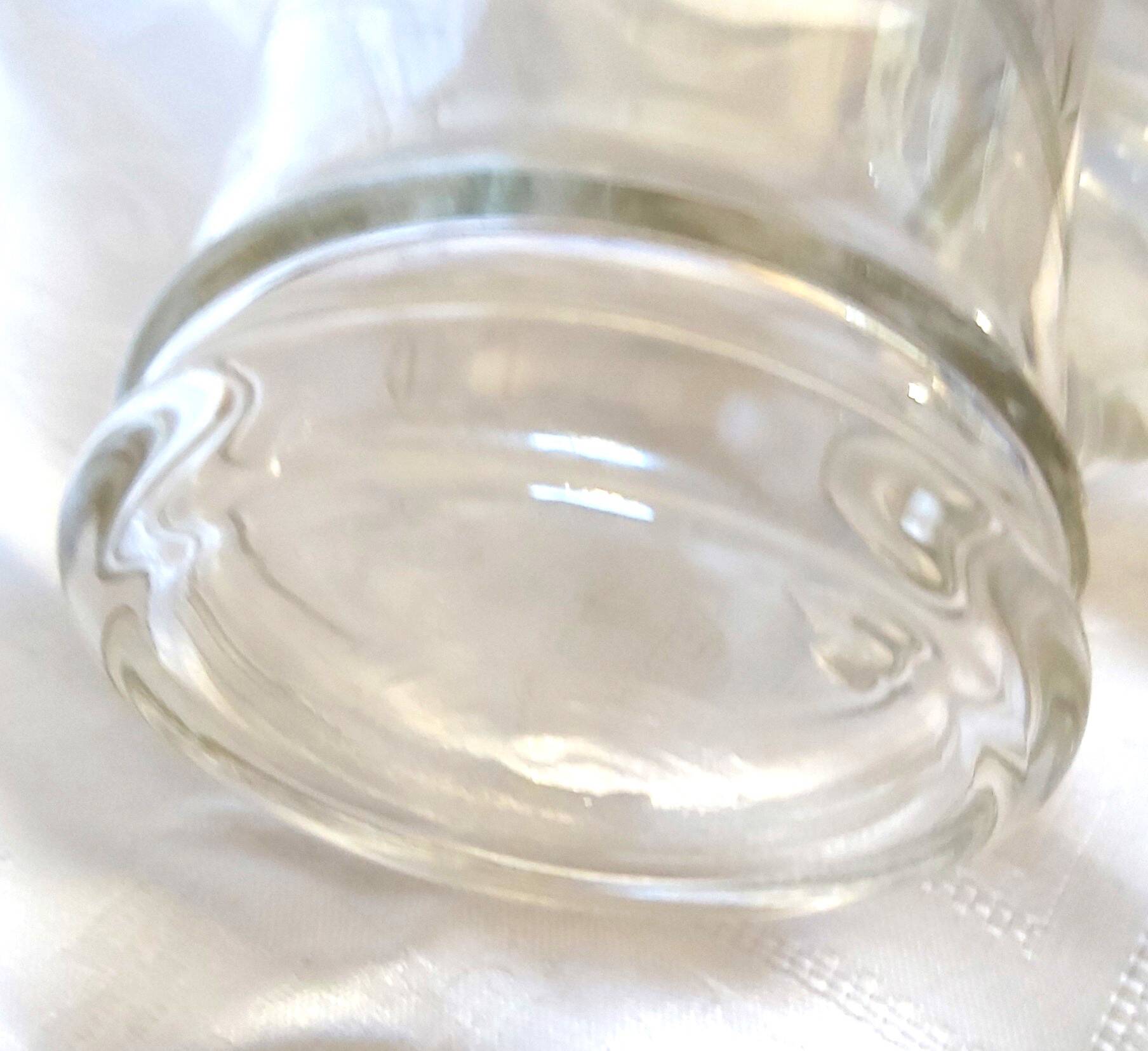 Pichet en verre soufflé décoré de petites fleurs