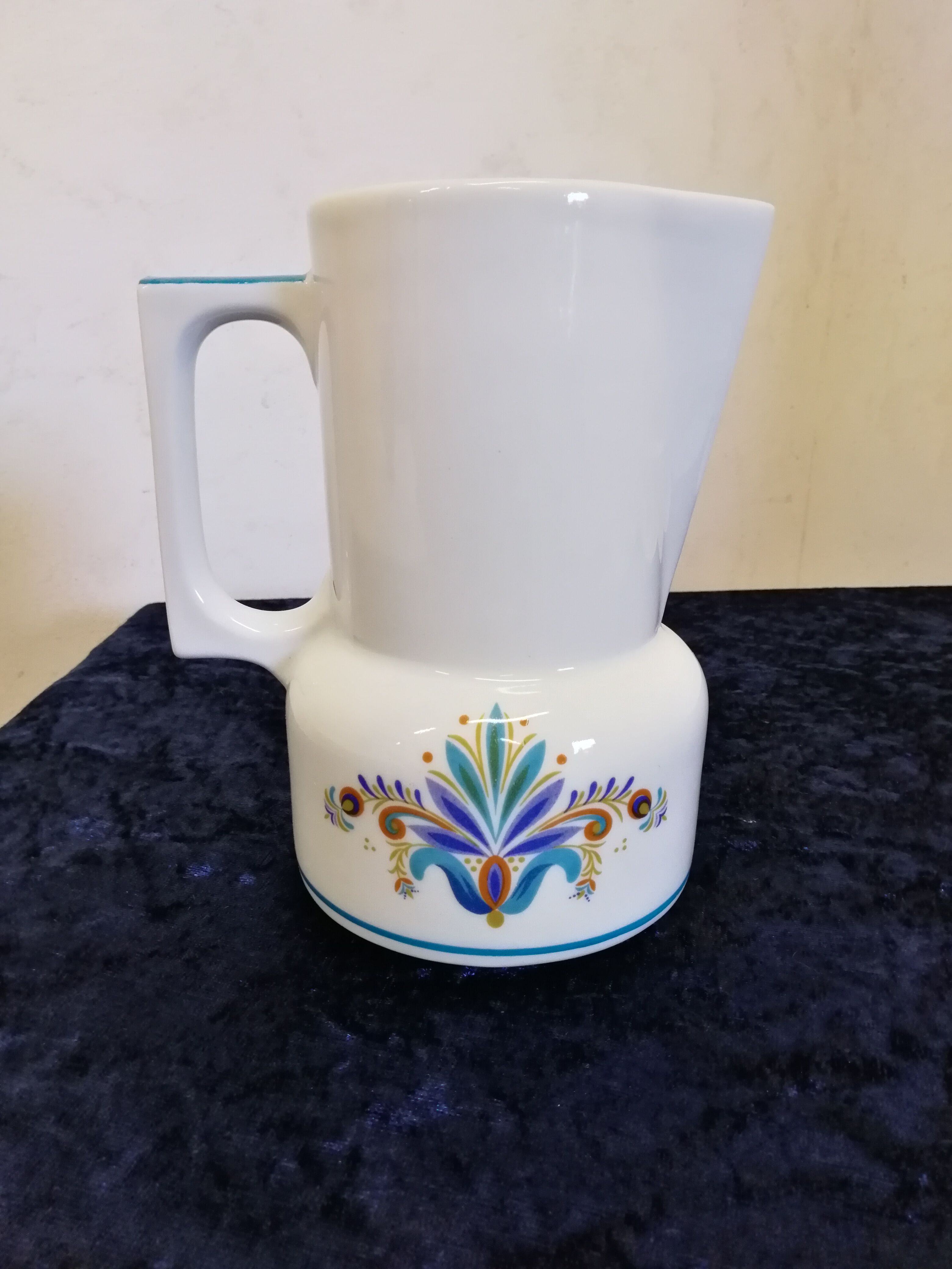 Duo of coffee cups in porcelain