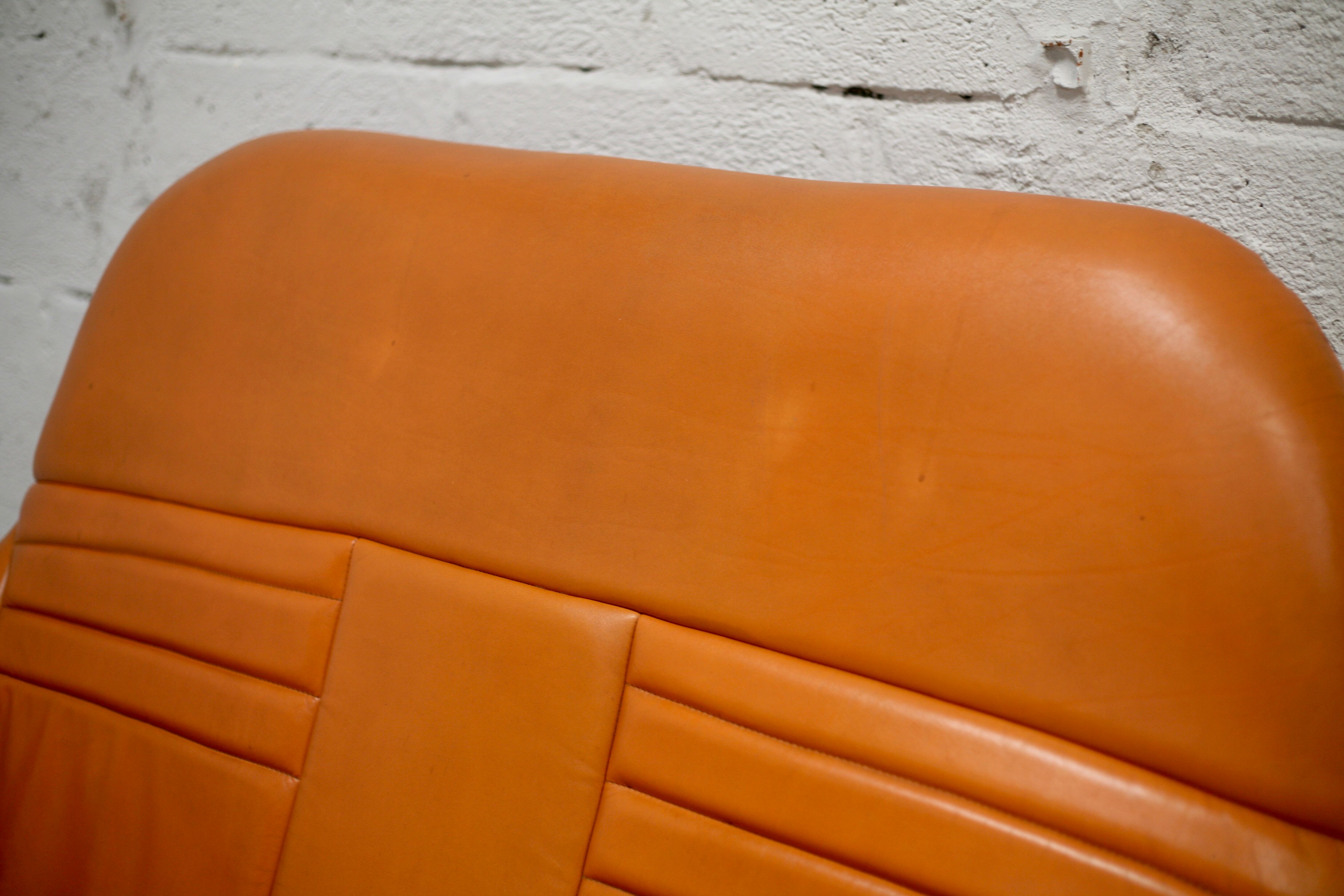 Sofa "space age". Leather, fiberglass, foam, steel. Circa 1970. Orange.