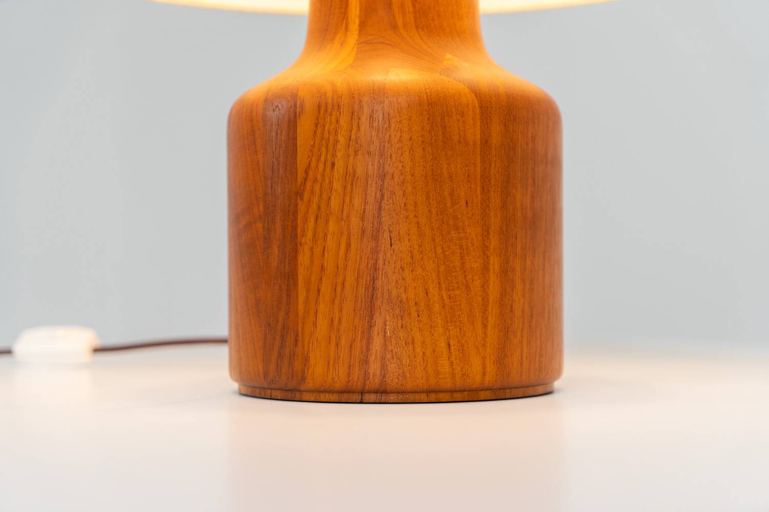Solid teak table lamp by Kirk Copenhagen (Denmark, 1960s).