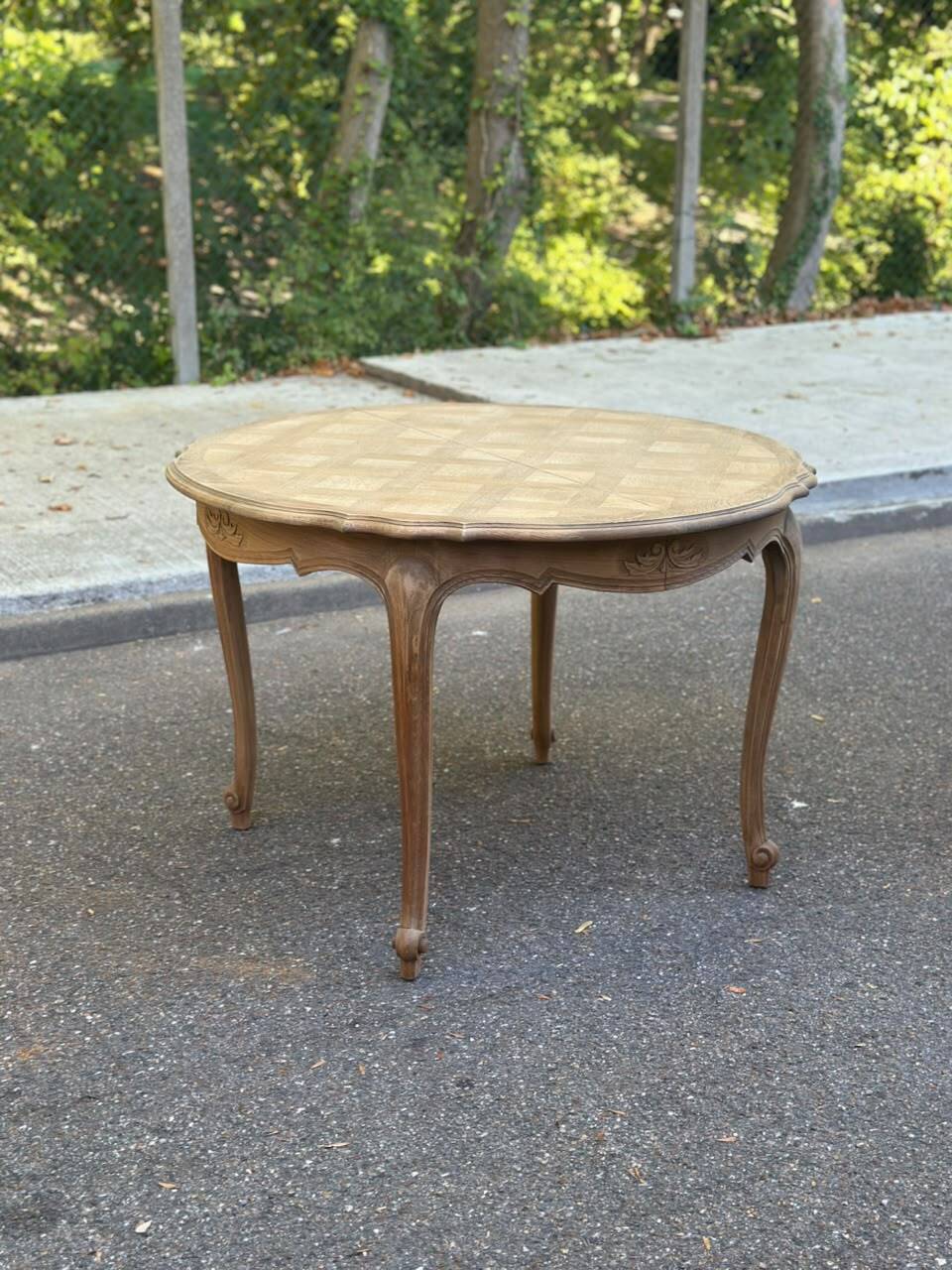 Round extendable dining table Louis XV stripped in solid oak 1950