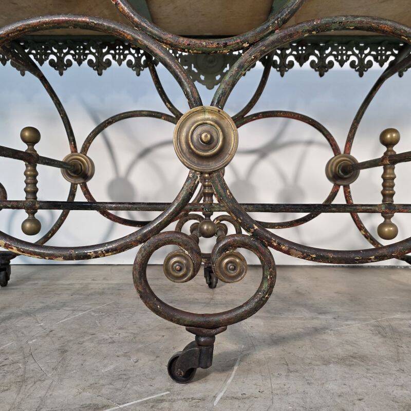 Exceptional large presentation table in cast iron from the late 19th century.