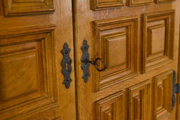 Armoire 2 portes 2 tiroirs en chêne massif et fer forgé style rustique 1960’s