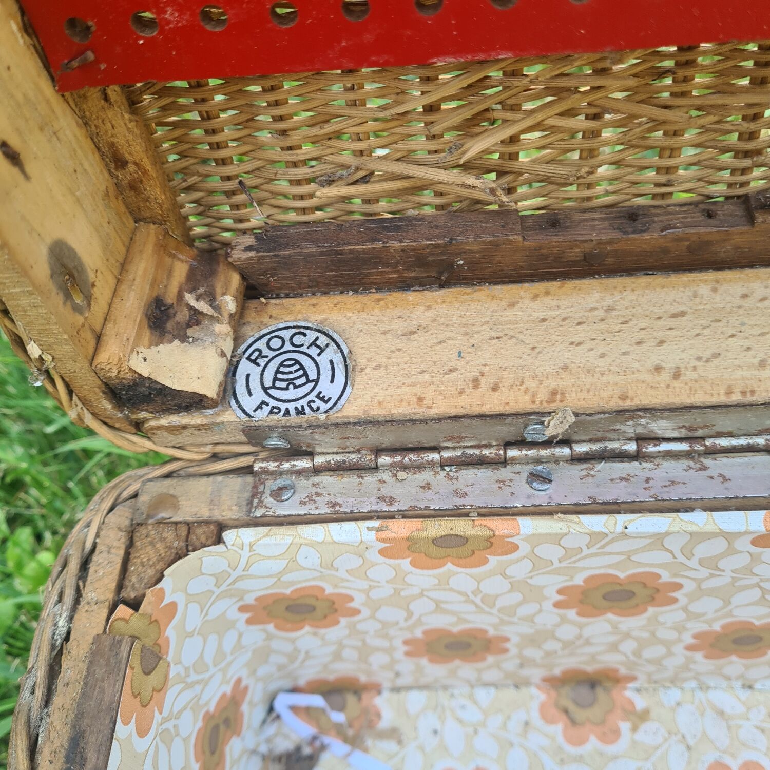 Old wicker trunk: Roch