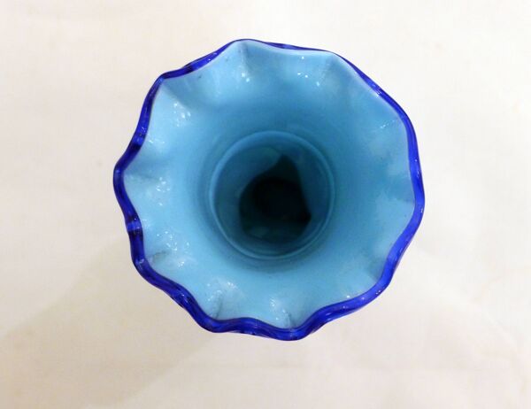 Vase Main Cornet opaline