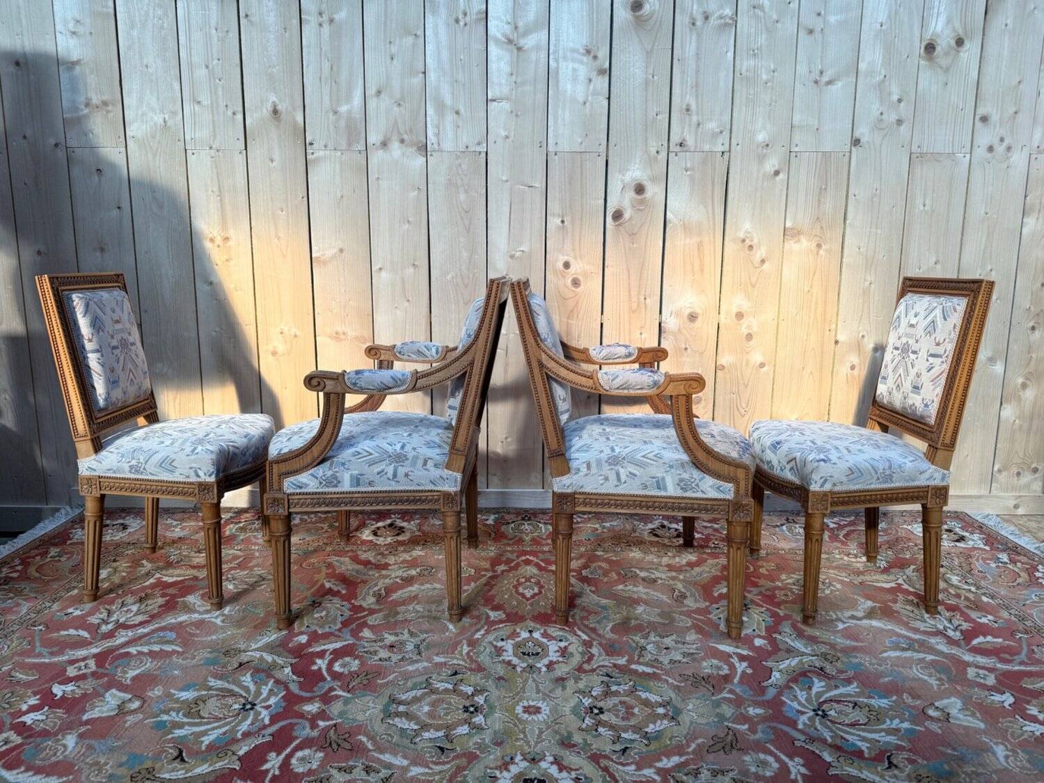 Ensemble 4 sièges – Style Louis XVI – Bois sculpté – Fin XIXe / Début XXe