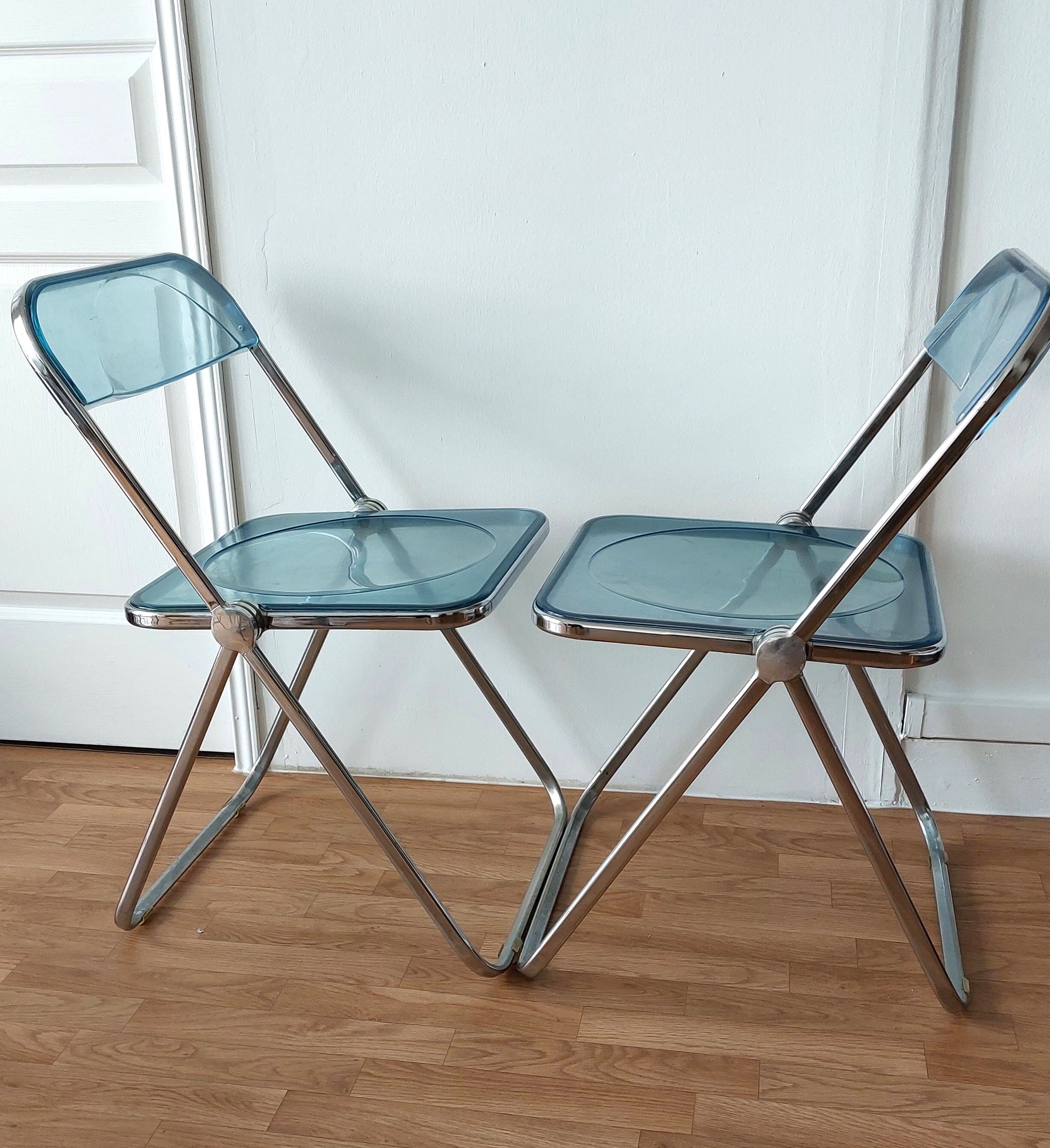 Pair of translucent blue chairs Plia design Giancarlo Piretti for Castelli, 1960.