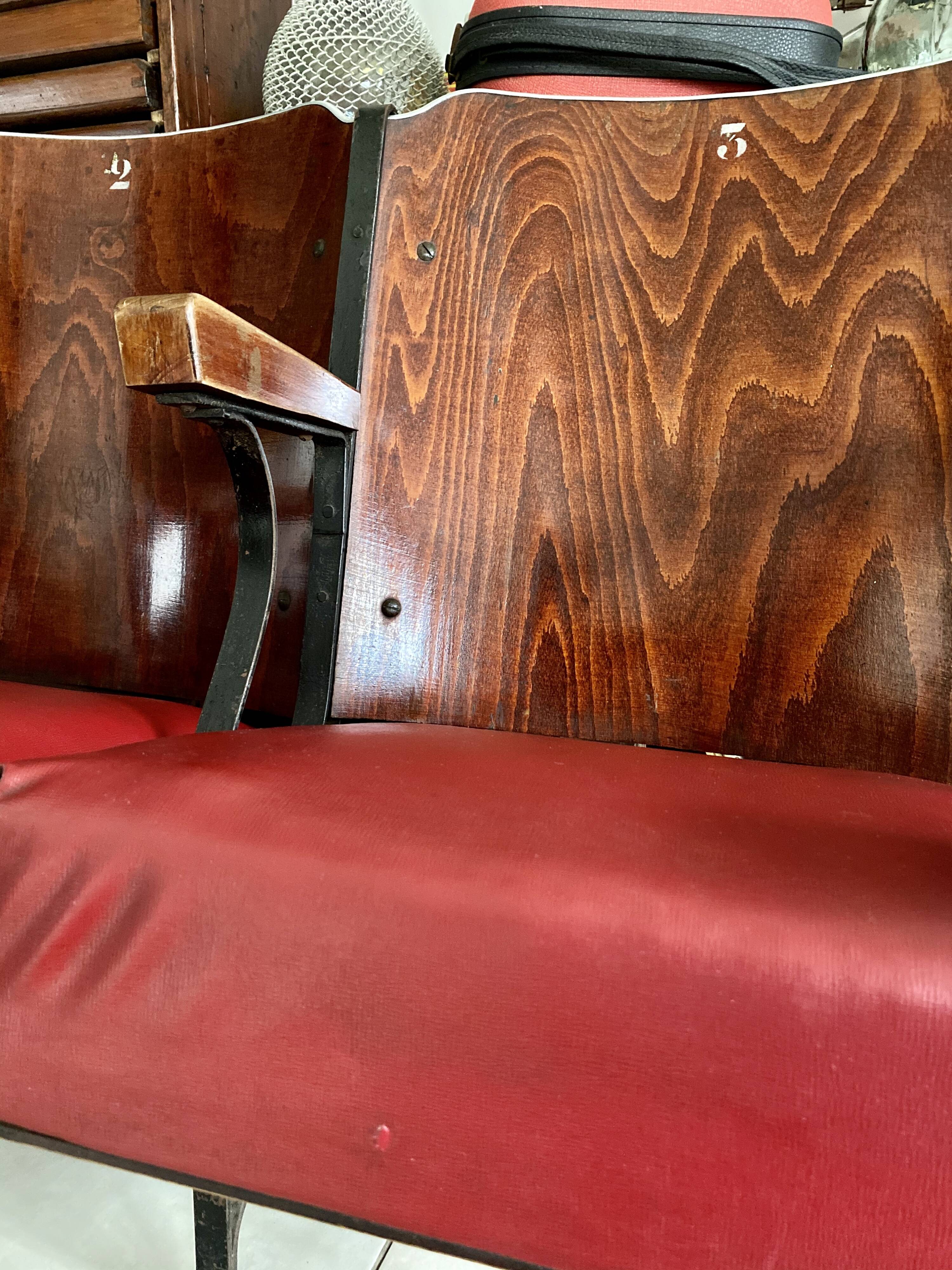 Paire de fauteuils de cinéma vintage