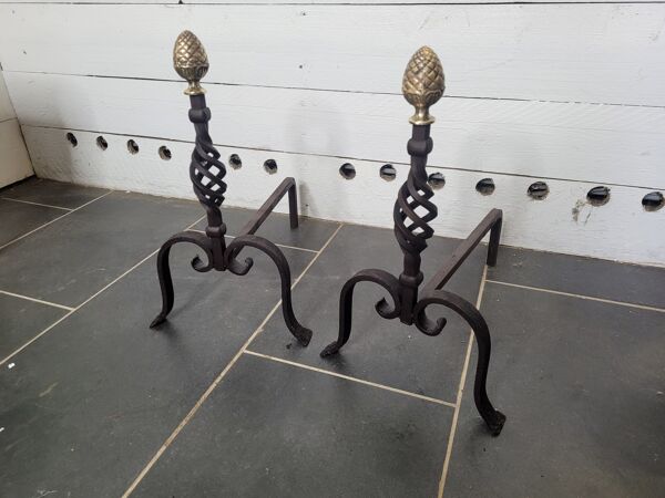 Ancienne paire de chenets en fer forgé avec pomme de pin en laiton