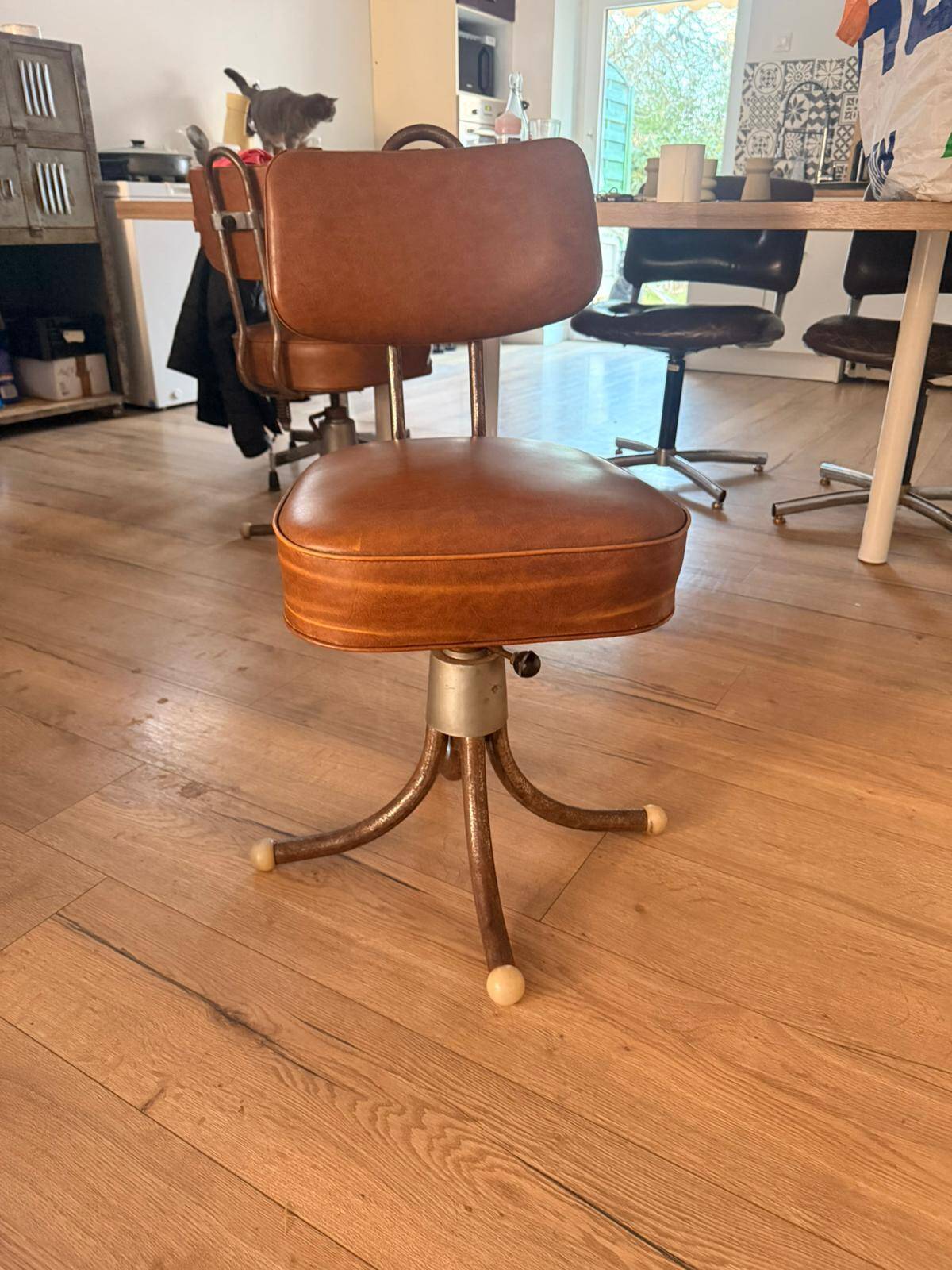 Chaise bienaise en métal et cuir