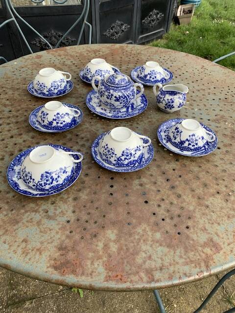 Coffee service composed of 17 pieces, in blue and white porcelain, cherry blossom patterns