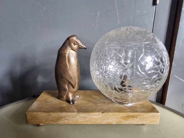 Lampe, veilleuse d'époque Art déco pingouin et globe en verre craquelé