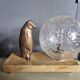 Lampe, veilleuse d'époque Art déco pingouin et globe en verre craquelé