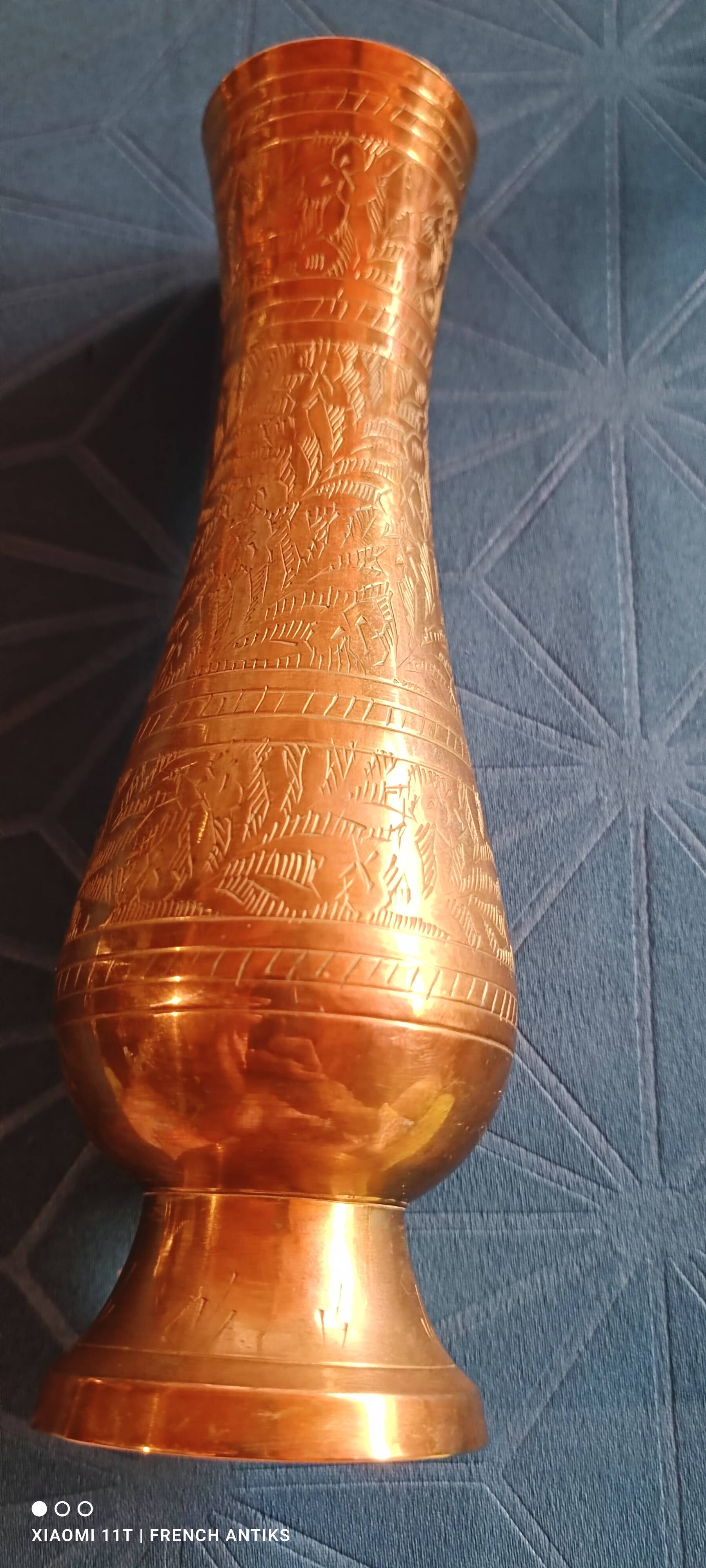 Chiseled brass vase with foliage decoration. Indian craftsmanship from the 19th century.