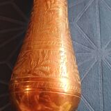 Chiseled brass vase with foliage decoration. Indian craftsmanship from the 19th century.