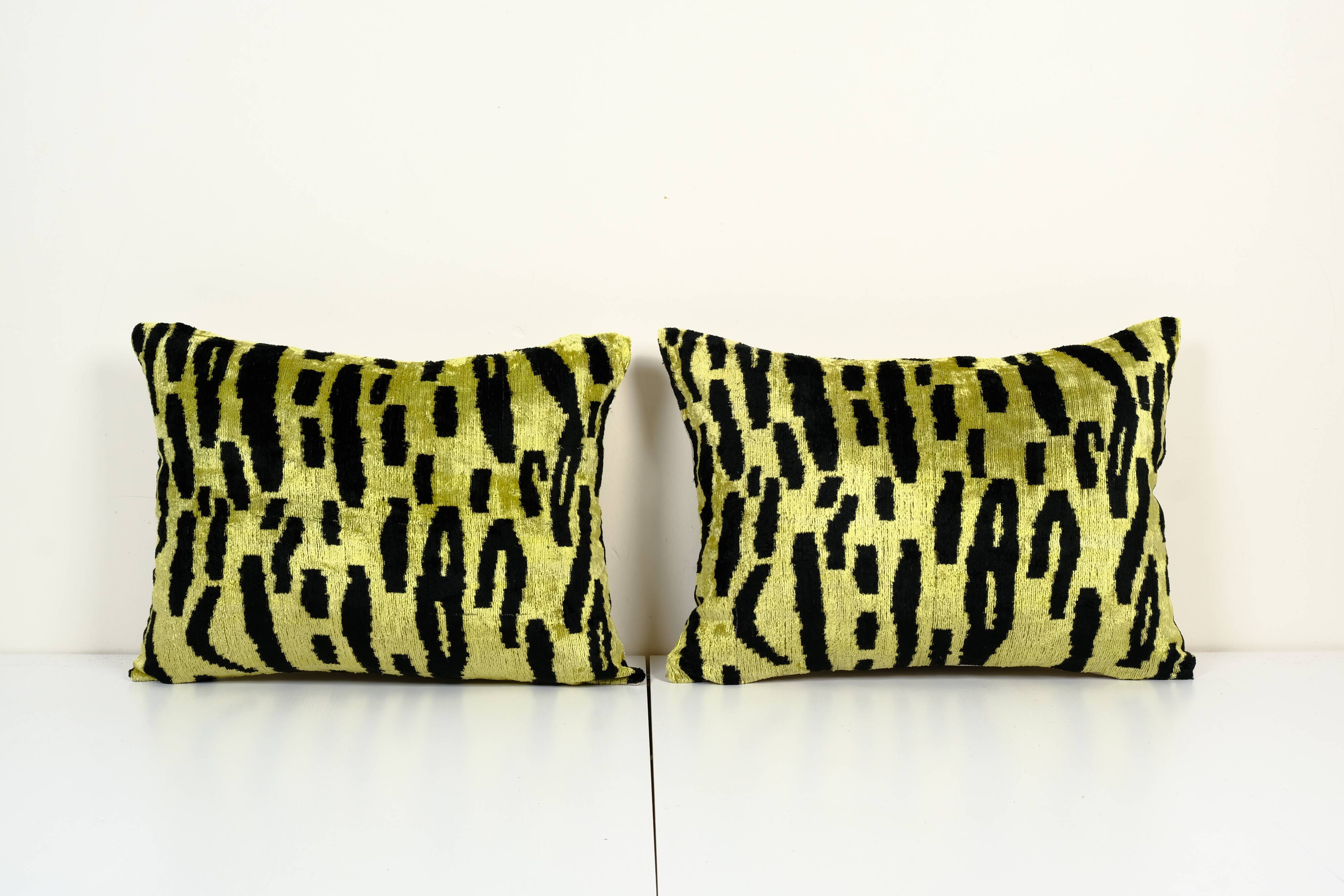 Set tiger motif ikat velvet pillow covers