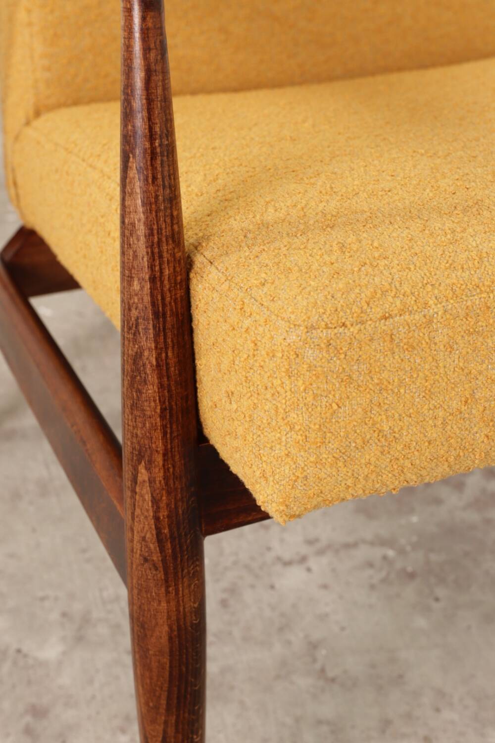 Fauteuil scandinave jaune moutarde bouclé conclu par H.Lis