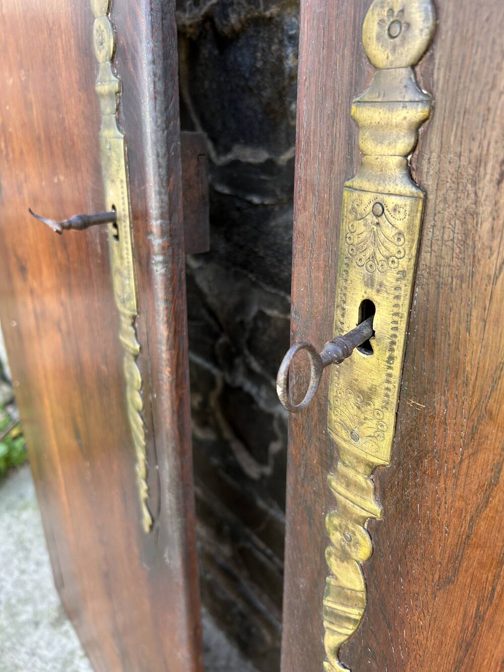 Paire de portes d’armoire Louis XV en chêne – XVIIIe siècle