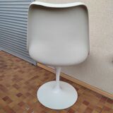 Vintage tulip chair by Eero Saarinen for Knoll
