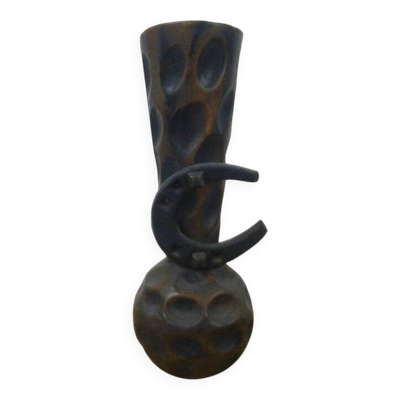 vase en bois sculpté pour fleurs sèches, décoré par un petit fer à cheval