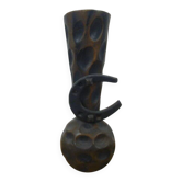 vase en bois sculpté pour fleurs sèches, décoré par un petit fer à cheval