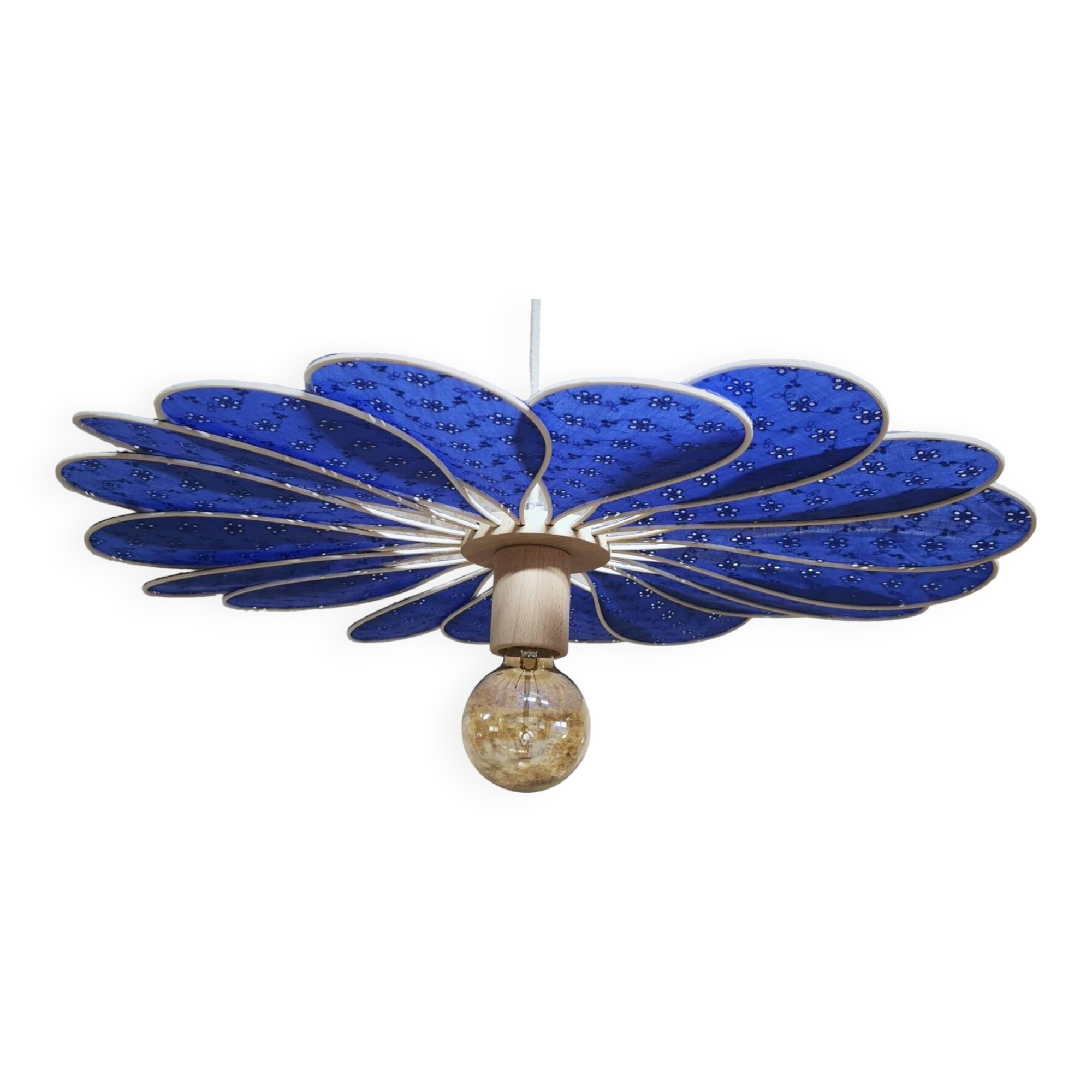 Suspension fleur 18 pétales en rotin et broderie anglaise