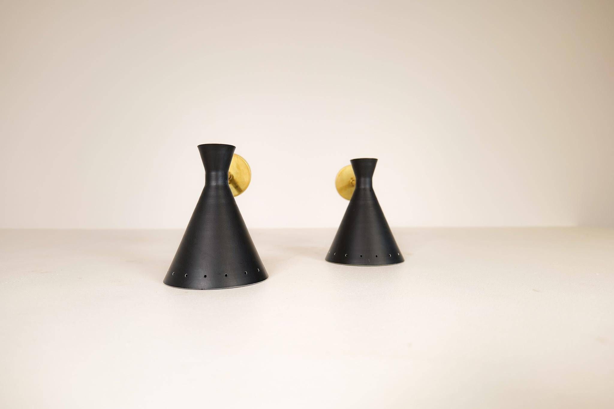 Pair of modern Italian wall sconces in Stilnovo style, wall lamp.