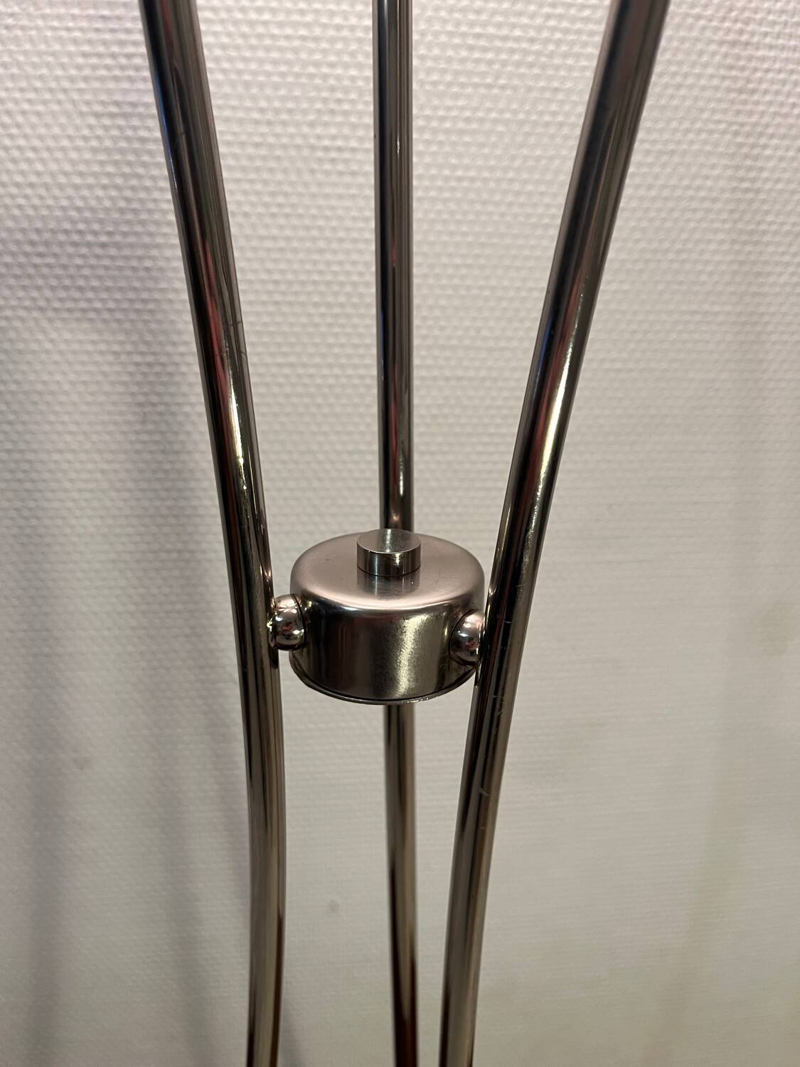 Lampadaire métal socle fonte 3 globes année 80