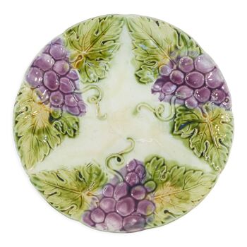 Assiette en barbotine a decor de grappe et feuille de raisin
