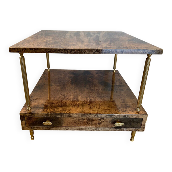 Table d'appoint Aldo Tura en tons marron noisette avec des pieds en laiton et un tiroir inférieur.