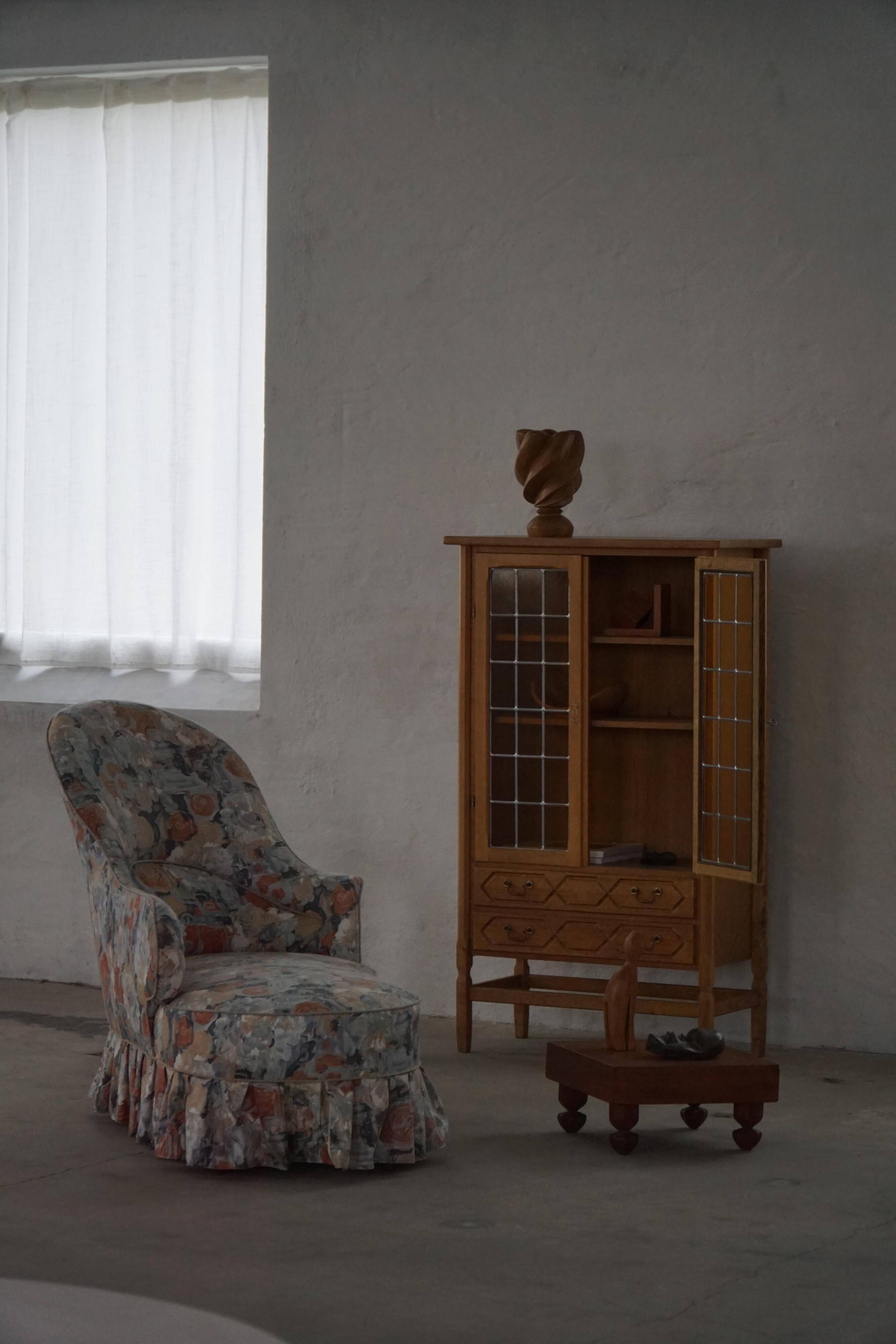 Danish oak display cabinet from the mid-century modern period with leaded glass, 1960s.