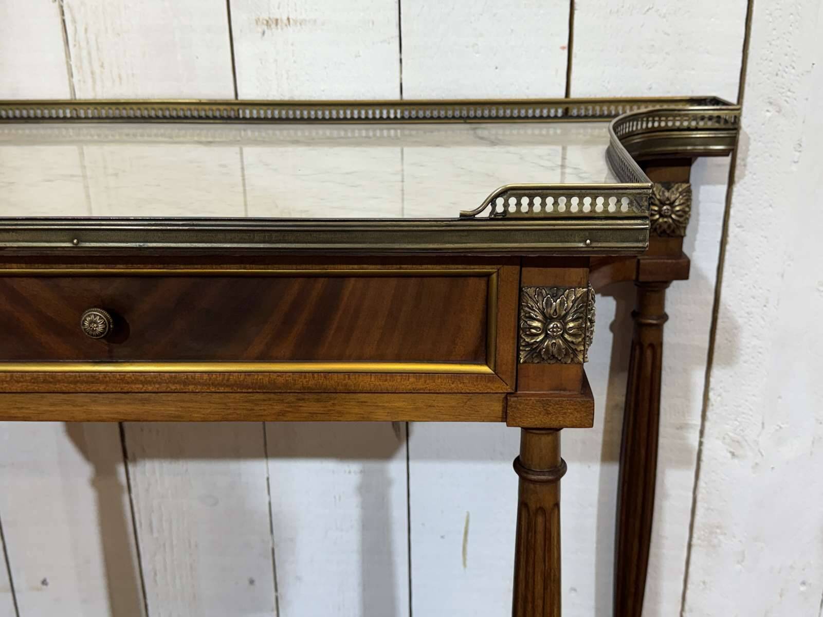 Console en acajou et dessus marbre blanc style Louis XVI des années 60