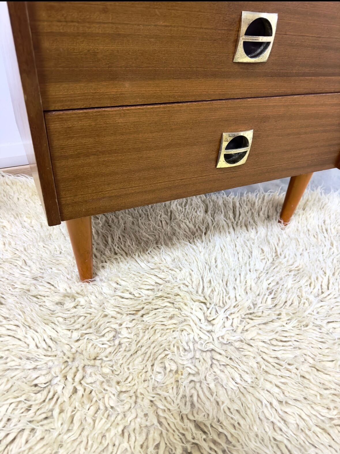 Vintage chiffoner spindle feet