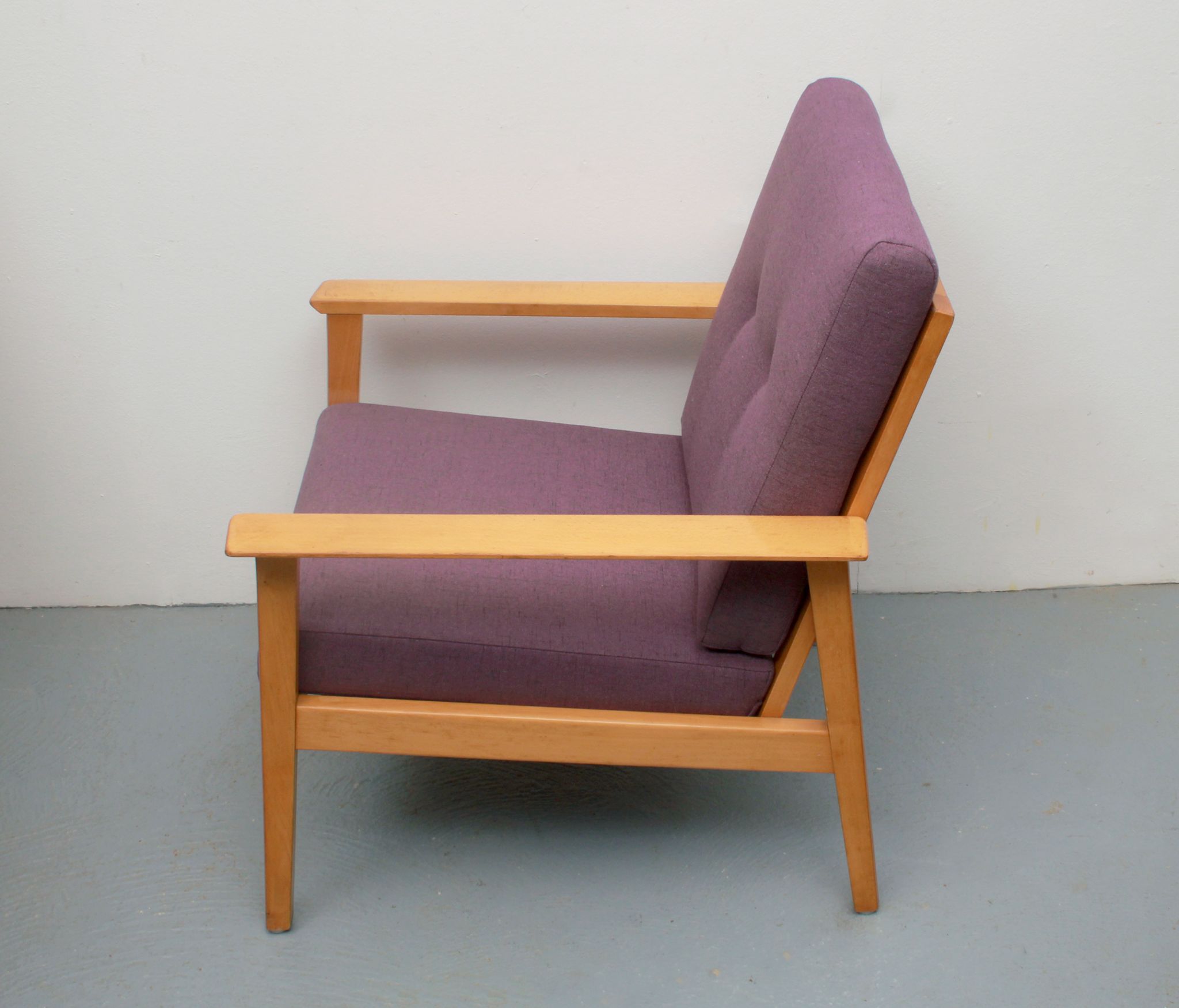 Fauteuil des années 1960 en violet