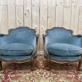 Paire de fauteuils bergères de style Louis XV en velours bleu et bois doré