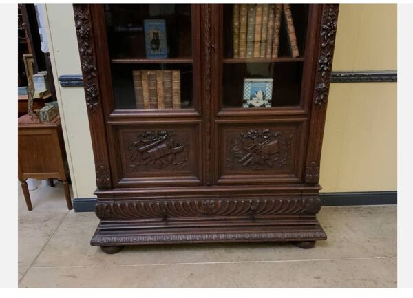 Bibliothèque vitrée en bois sculpté, vers 1870