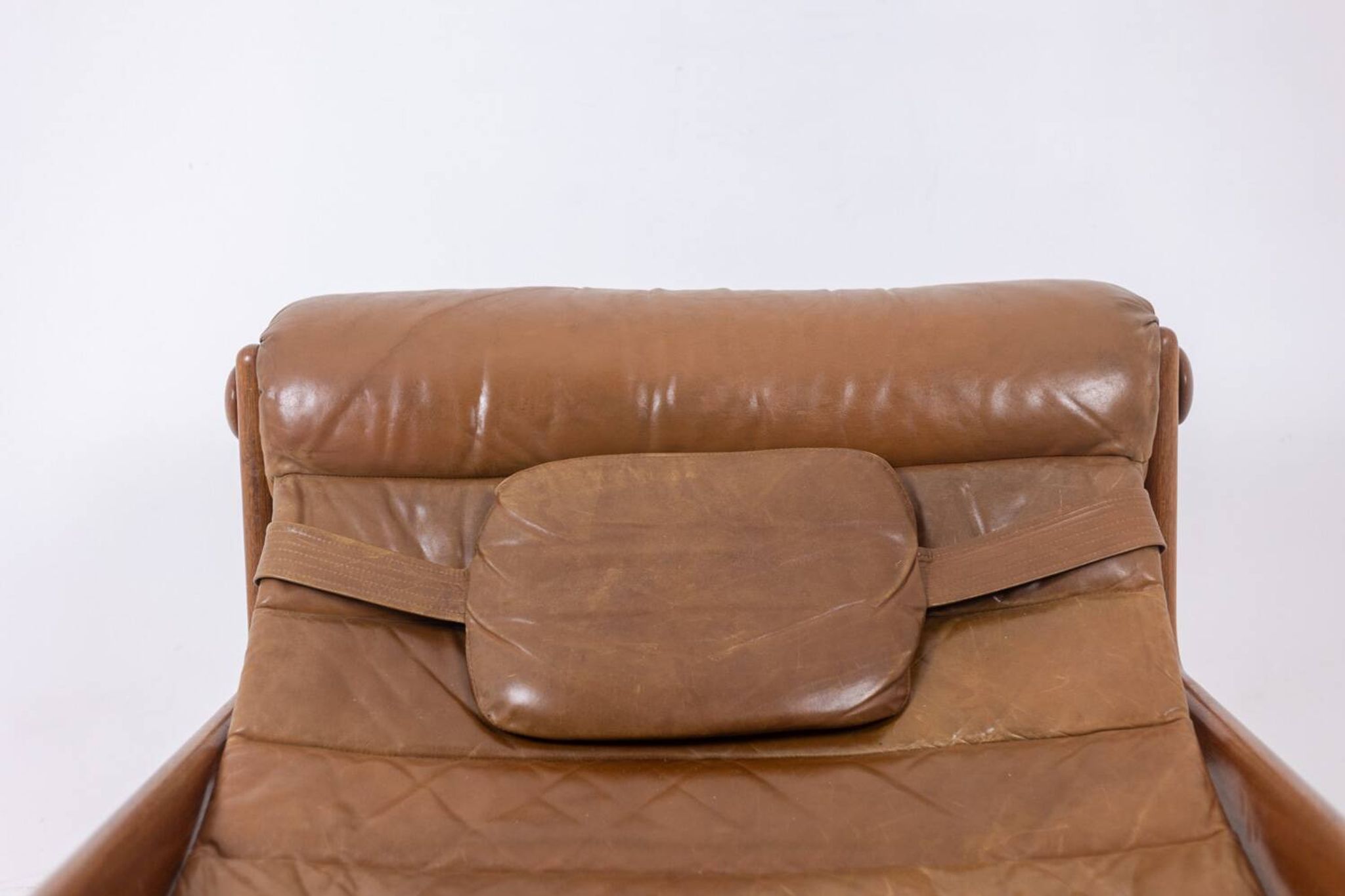 Lounge chair and ottoman, in blond elm and leather. 1970s