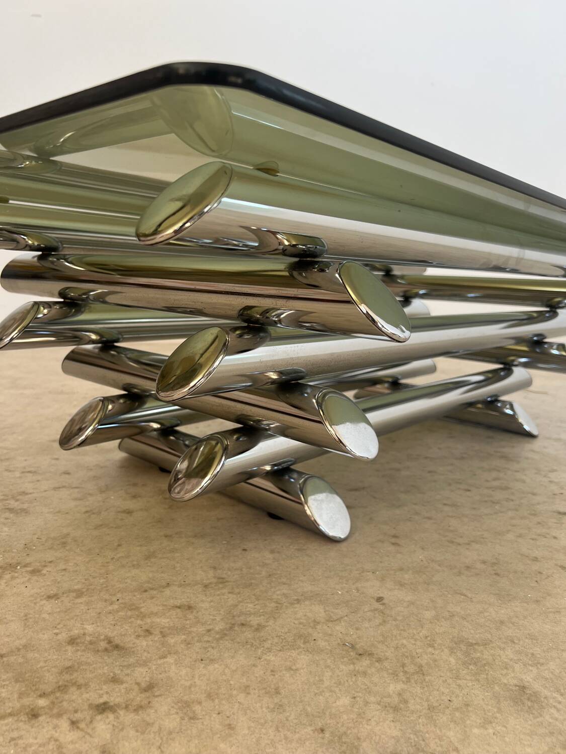 Table basse Space âge années 70 métal tubulaire et verre fumé design italien