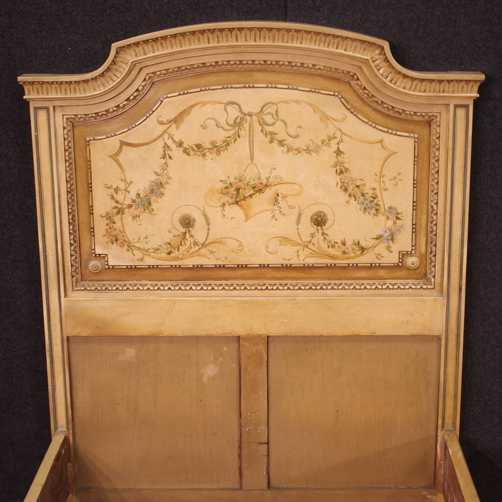 Paire de lits de style Louis XVI en bois laqué du XXe siècle