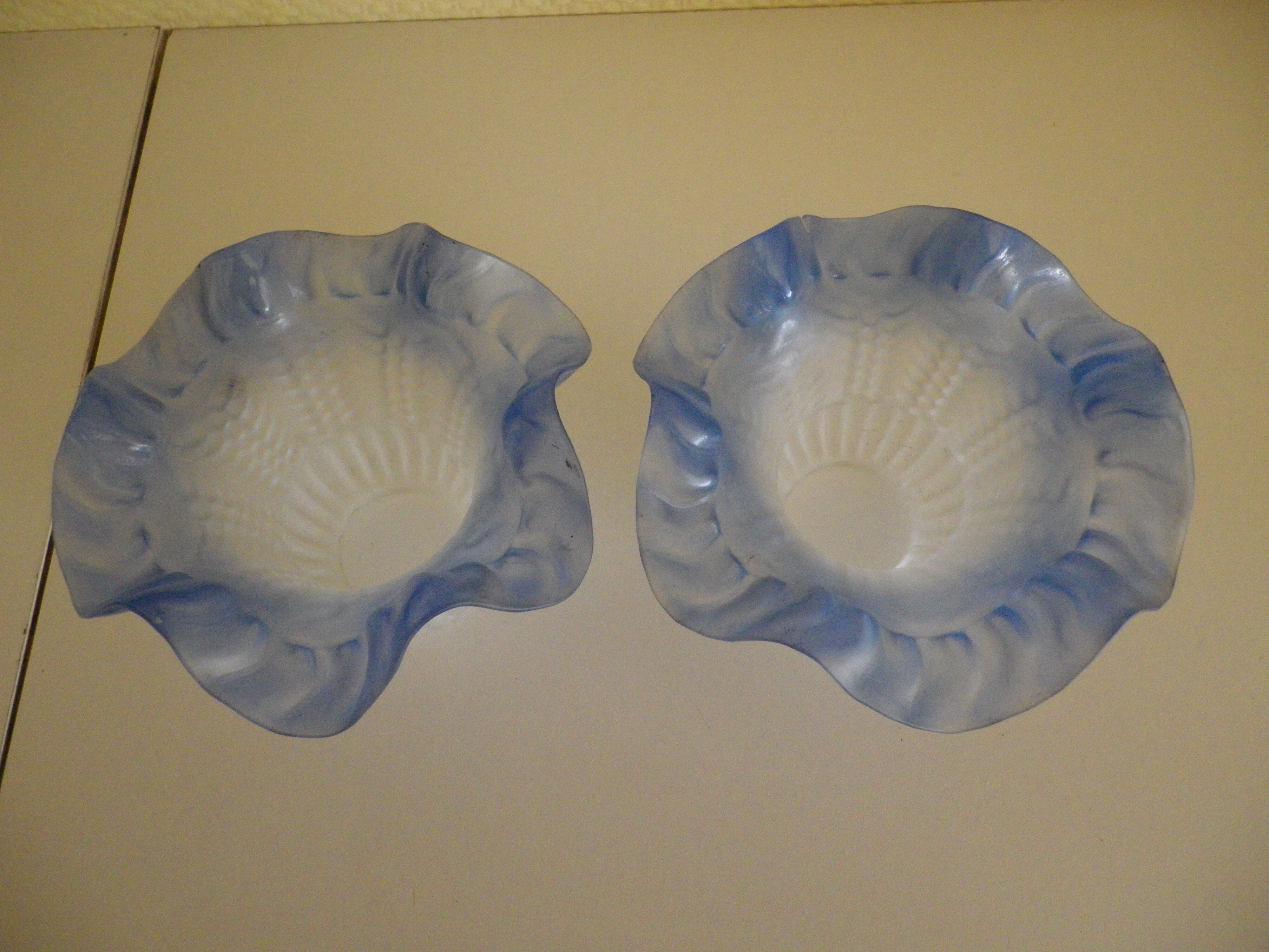 Wall sconces with opalines in the shape of corollas and black metal support