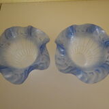 Wall sconces with opalines in the shape of corollas and black metal support
