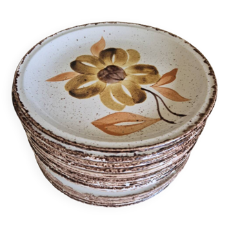 13 assiettes à décor de fleurs, 1970