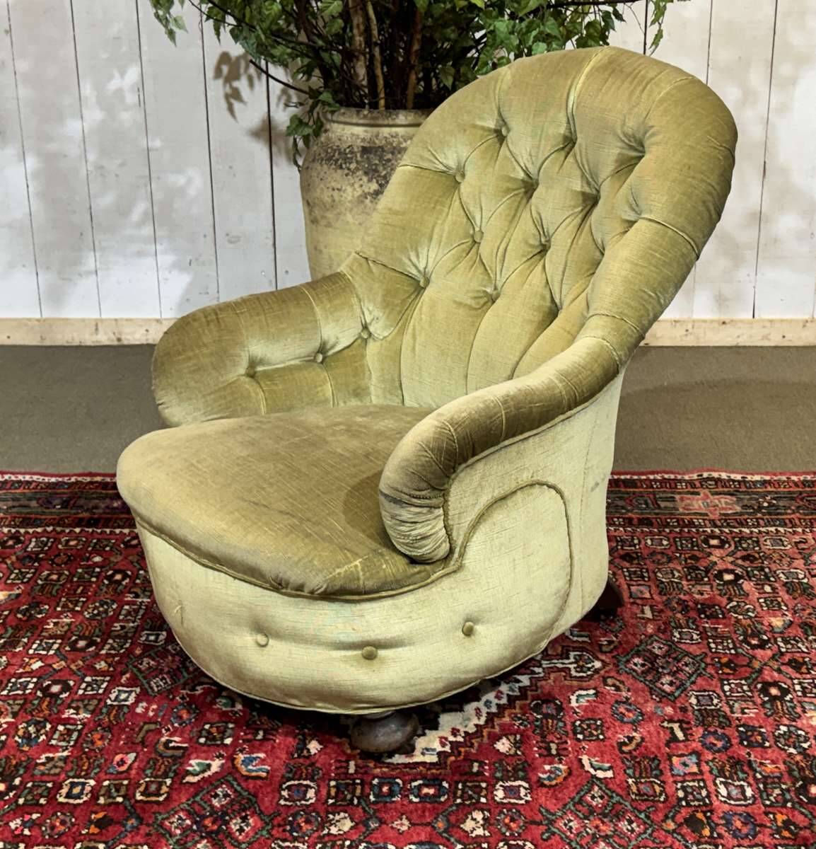 English armchair from the late 19th century.