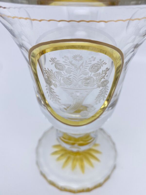 Vase en cristal de bohème gravé