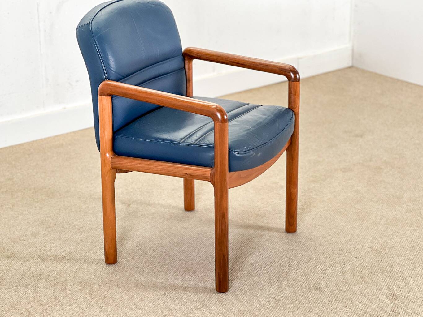 Ensemble de huit chaises de salle à manger à accoudoirs en noyer par Gordon Russell, années 1960