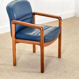 Ensemble de huit chaises de salle à manger à accoudoirs en noyer par Gordon Russell, années 1960