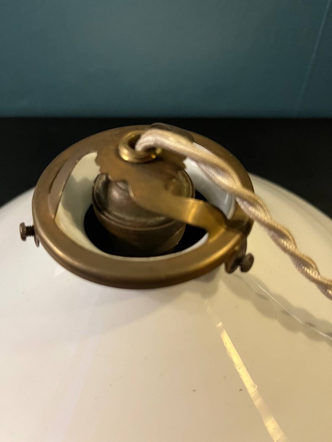 Suspension rises and falls with counterweight in porcelain and opaline