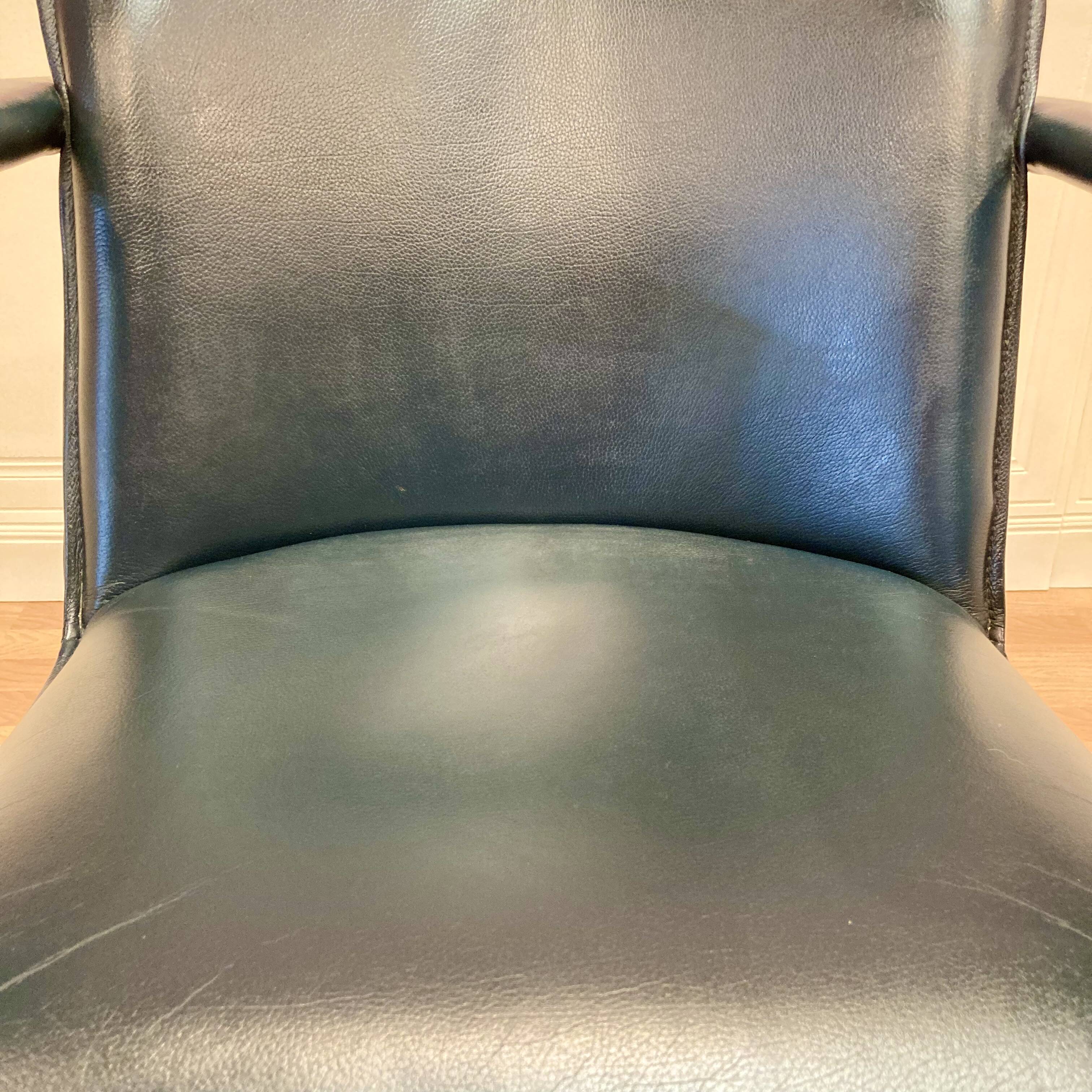 Design armchair in leather and metal.